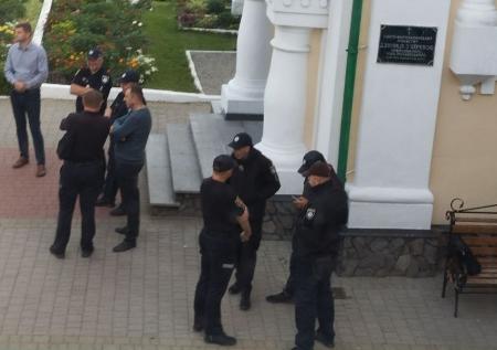 Украинская полиция оцепила женский монастырь для выселения монахинь