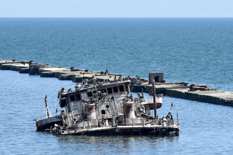 Затонувший корабль в морском порту Мариуполя