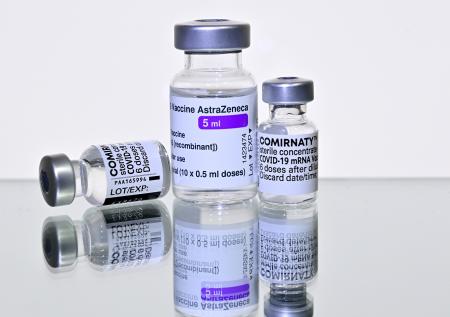 Вакцина от коронавируса AstraZeneca может появиться в России