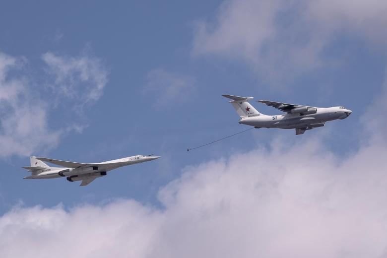 Самолет-заправщик Ил-78 и стратегический бомбардировщик-ракетоносец Ту-160