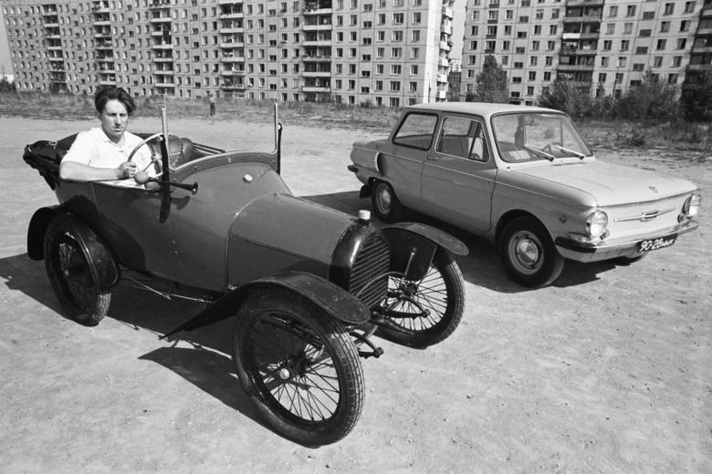 СССР. 1 сентября 1975 года. Антикварный автомобиль 1920-х годов и Запорожец