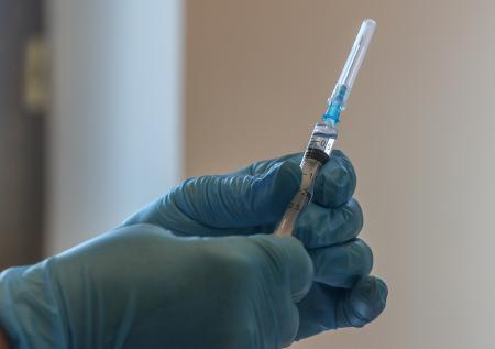Вакцинацию подростков от COVID-19 назвали малоэффективной при «омикроне»