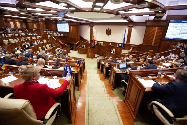 Депутаты на заседании парламента Молдавии