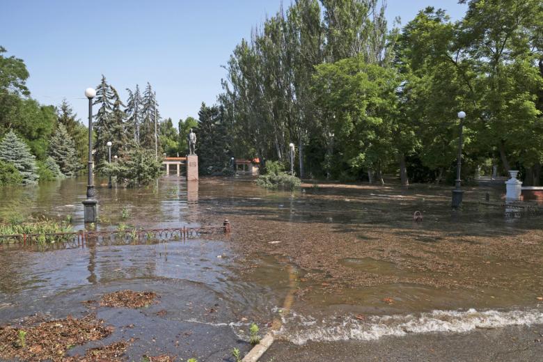 Подтопление центра города после разрушения задвижек на Каховской ГЭС