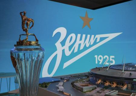 Кричавший «Зенит» — чемпион» фанат выпал из окна