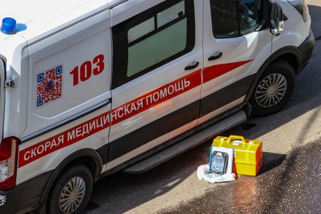 Плачущий малыш выполз на трассу ночью и чудом не угодил под колеса