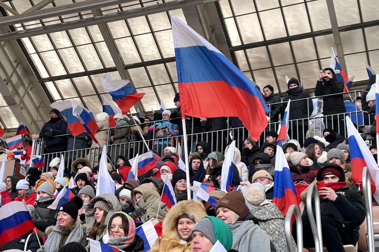Люди на митинге-концерте «Слава защитникам Отечества!» в «Лужниках»