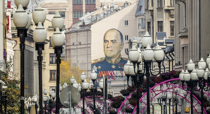 Самый большой портрет маршала Георгия Жукова на ул. Старый Арбат в Москве