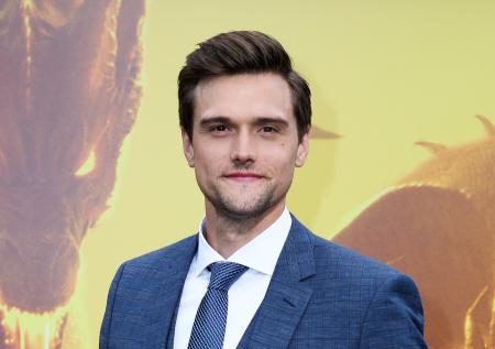 Актёра из сериала «Флэш» уволили за старые оскобительные твиты