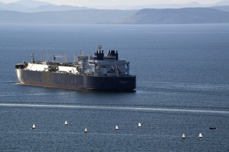 Танкер с первой в этом году партией СПГ выпустили на Севморпуть
