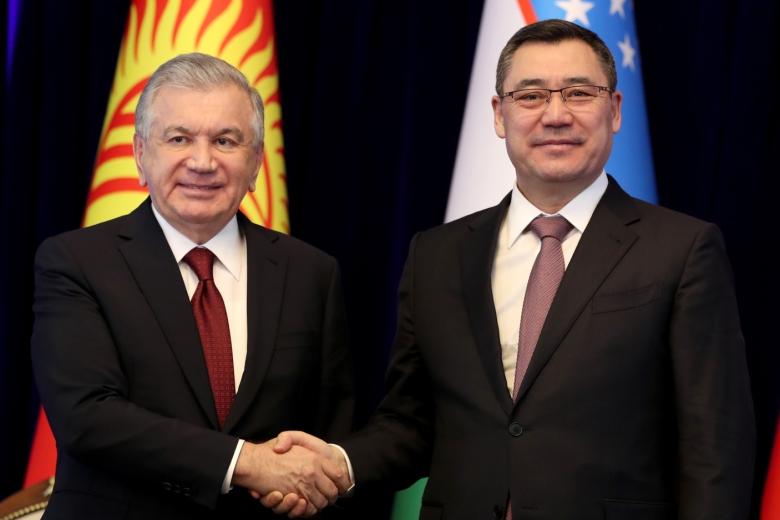 Президент Киргизии Садыр Жапаров и президент Узбекистана Шавкат Мирзиеев (справа налево)