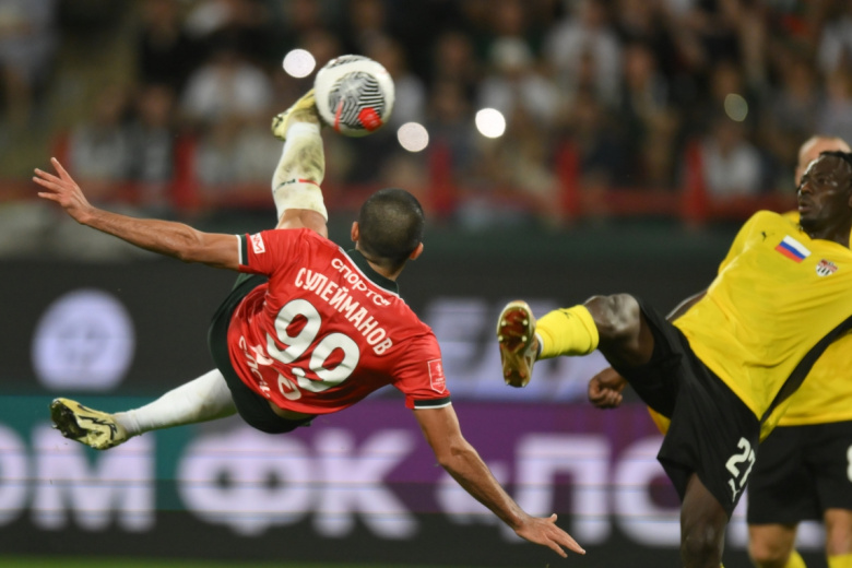 Игрок «Локомотива» Тимур Сулейманов (слева) и игрок «Химок» Седрик Гогуа в матче 3-го тура кубка России