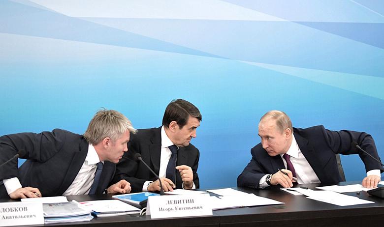 Павел Колобков, помощник президента РФ Игорь Левитин и Владимир Путин