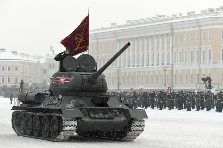 Танк Т-34-85 на параде в честь 75-летия снятия блокады Ленинграда на Дворцовой площади в Санкт-Петербурге