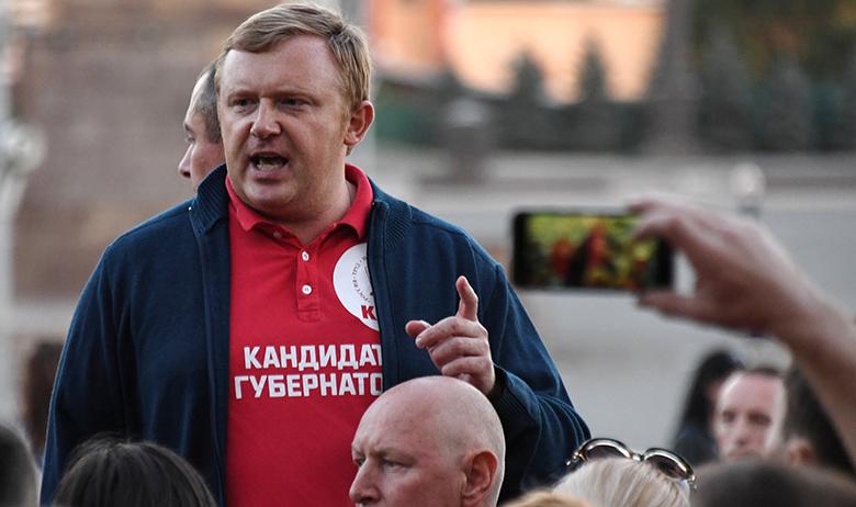Кандидат в губернаторы Приморского края от КПРФ, депутат Законодательного собрания Приморья Андрей Ищенко во время митинга у здания администрации края во Владивостоке