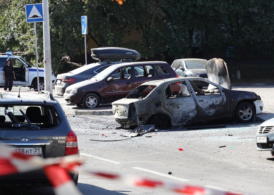 Сгоревший автомобиль после обстрела со стороны ВСУ в Белгороде