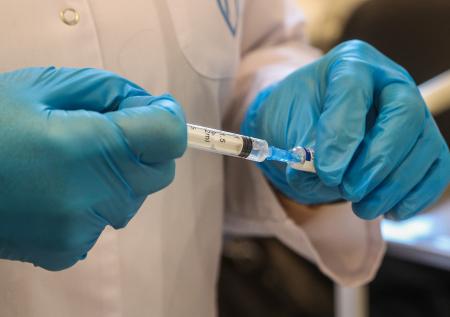 Минздрав: вакцинация подростков от COVID-19 будет добровольной