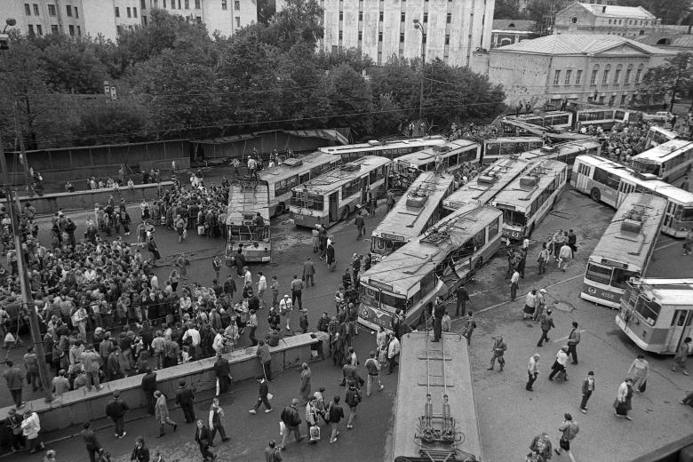 19 августа 1991 года в Москве объявлено чрезвычайное положение, в город введены войска и техника