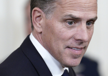 Сын экс-президента США сбежал из страны с долгом в $17 млн