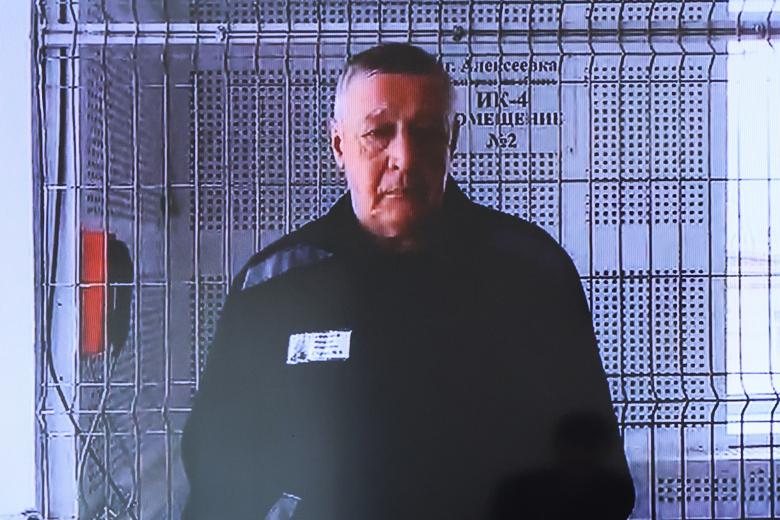 Михаил Ефремов (актер участвует в заседании суда по видеосвязи), приговоренный к 7,5 годам в колонии общего режима за ДТП, повлекшее смерть человека, во время заседания суда по условно-досрочному освобождению (УДО) в Алексеевском суде Белгородской области