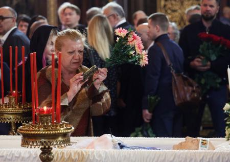 Женщина пыталась сделать селфи с гробом Церетели на прощании