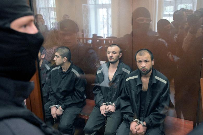 Фигуранты по делу о теракте в «Крокус Сити Холле» Мухаммадсобир Файзов, Далерджон Мирзоев и Фаридуни Шамсидин (слева направо) на заседании Басманного суда Москвы