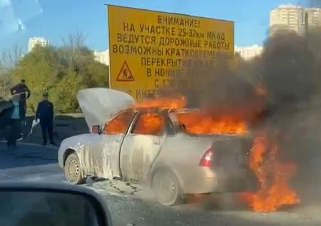 В Москве на дороге загорелся автомобиль 