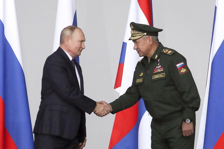 Президент России Владимир Путин и министр обороны РФ Сергей Шойгу (слева направо) на церемонии открытия Международного военно-технического форума «Армия-2021»