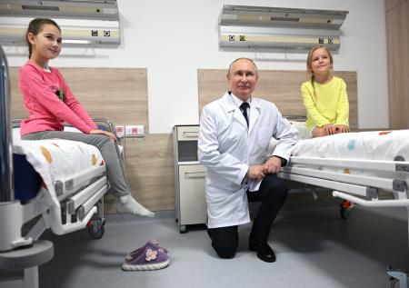 Путин встал на колено в центре имени Рогачева
