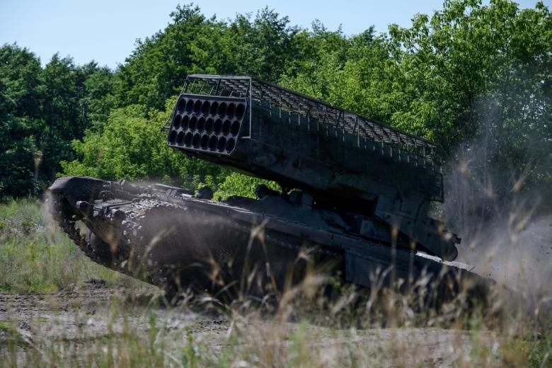Экипаж тяжелой огнеметной системы ТОС-1А «Солнцепек»