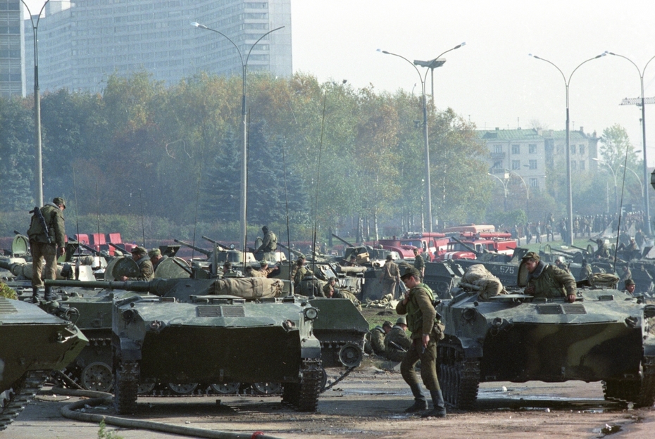 Бронетранспортеры и танки, введенные в столицу во время конфликта между депутатами Верховного Совета и президентом Борисом Ельциным, готовятся к штурму Дома Советов РФ