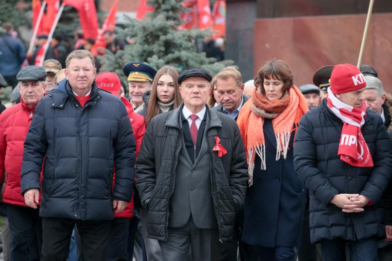 Лидер КПРФ Геннадий Зюганов во время акции по возложению венков и цветов к Мавзолею В. И. Ленина и Мемориальному комплексу героям революции у Кремлевской стены в честь 105-й годовщины Великой Октябрьской революции на Манежной площади