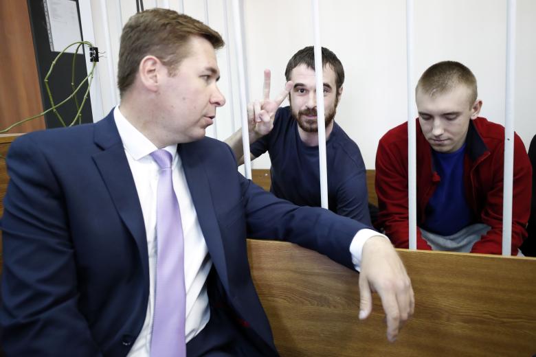 Адвокат Илья Новиков (слева) во время рассмотрения ходатайства ФСБ РФ в Лефортовском суде о продлении ареста украинским морякам, обвиняемым в нарушении государственной границы РФ в районе Керченского пролива, апрель 2019
