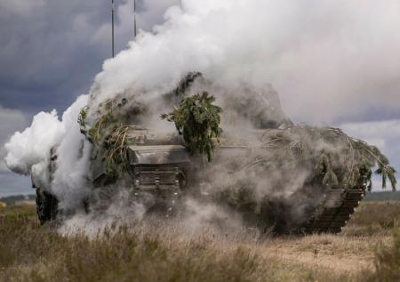 Военкор показал российских солдат, уничтоживших первый танк Challenger 2