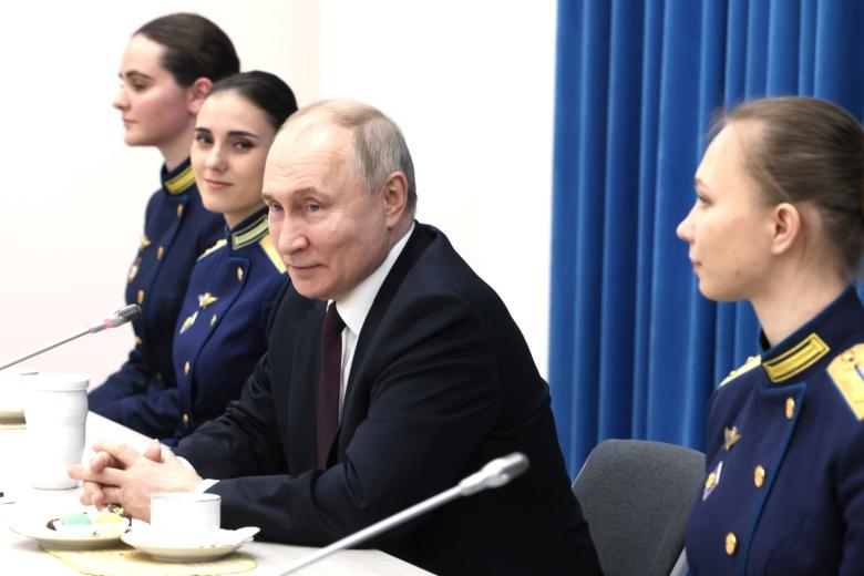 На встрече с выпускницами Краснодарского высшего военного авиационного училища лётчиков имени Героя Советского Союза А. К. Серова