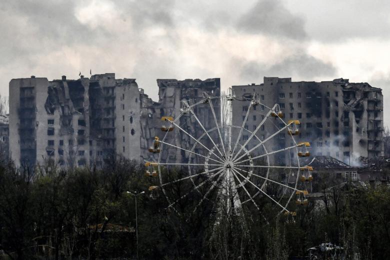 Поврежденные многоэтажные дома в западной части Артёмовска