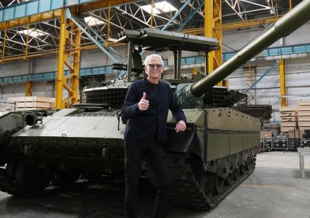 Маршал спел перед рабочими омского завода