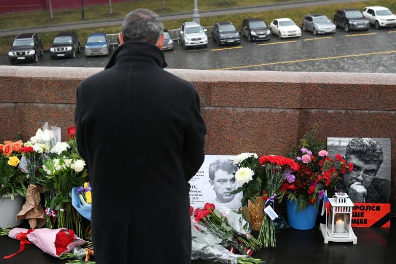Мужчина на месте гибели политика Бориса Немцова на Большом Москворецком мосту в Москве. Борис Немцов был убит 27 февраля 2015 года