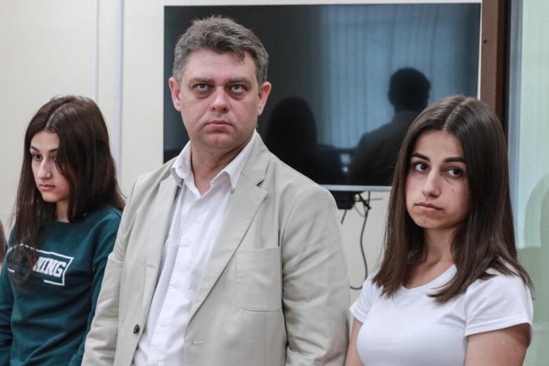 Сестры Хачатурян Ангелина (справа) и Крестина, обвиняемые в соучастии в жестоком убийстве своего отца