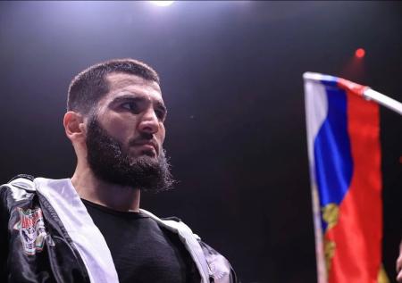 По уши в крови: как Бетербиев нокаутировал Брауна в бою за титулы WBC и IBF