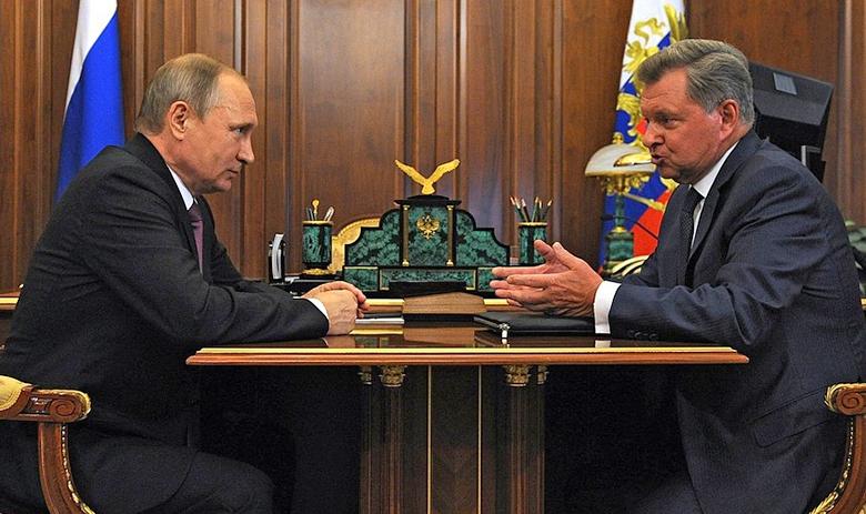 Президент РФ Владимир Путин с полпредом Олегом Белавенцевым