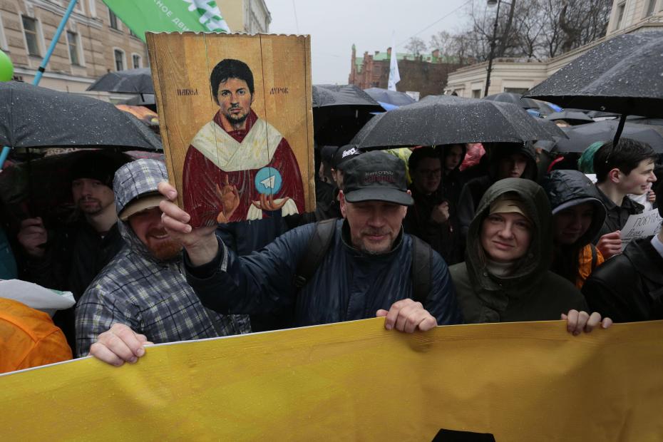 После выпускного вечера Дуров пошутил, что видит себя в будущем интернет-тотемом