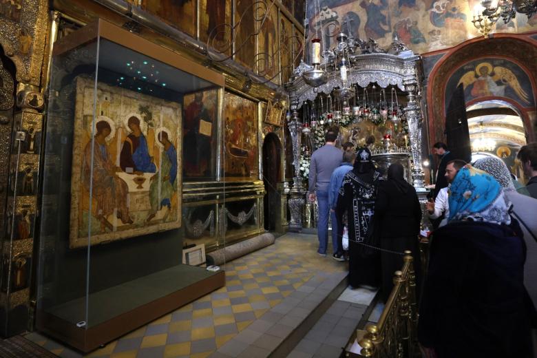 Россия. Московская область. Верующие у иконы Андрея Рублева «Троица», доставленной в Троице-Сергиеву лавру на празднование 600-летия обретения мощей святителя Сергия Радонежского из Третьяковской галереи