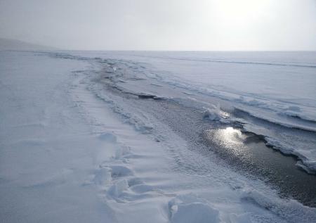 На Байкале из-за морозов образовалась широкая трещина