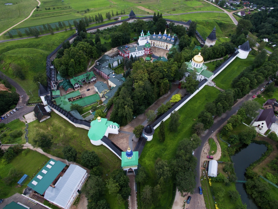 Свято-Успенский Псково-Печерский монастырь в городе Печоры Псковской области