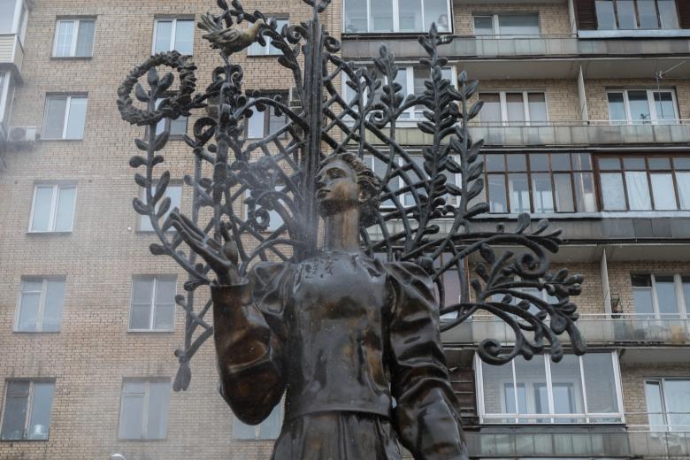 Памятник поэтессе Лесе Украинке