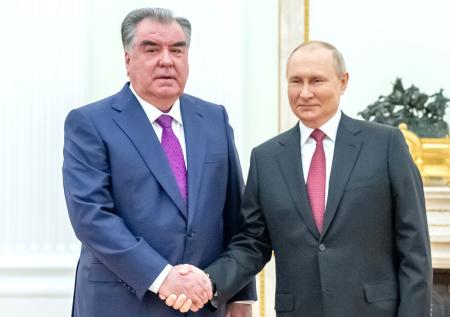 Путин призвал развивать экономические отношения России и Таджикистана