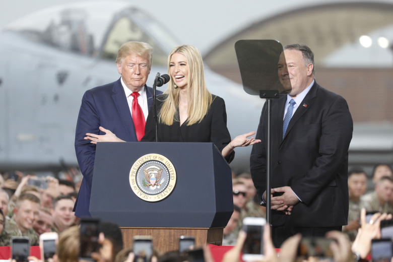 Президент США Дональд Трамп, его дочь Иванка и Майкл Помпео