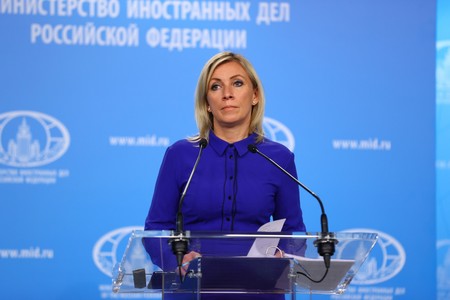 Захарова рассказала о подаренной ей в Азербайджане брошке с триколором