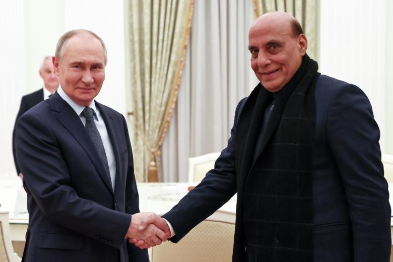 Президент РФ Владимир Путин и министр обороны Индии Раджнатх Сингх